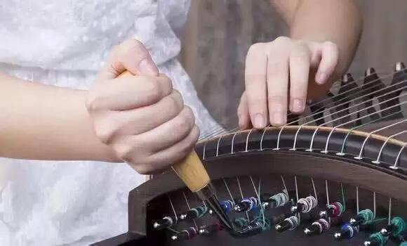 古筝简谱中的揉弦和点音怎么标记,古筝的和弦编配