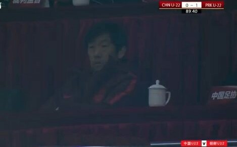国奥0-1十人朝鲜！高洪波铁青着脸！球迷：合同是不是又要拿回去