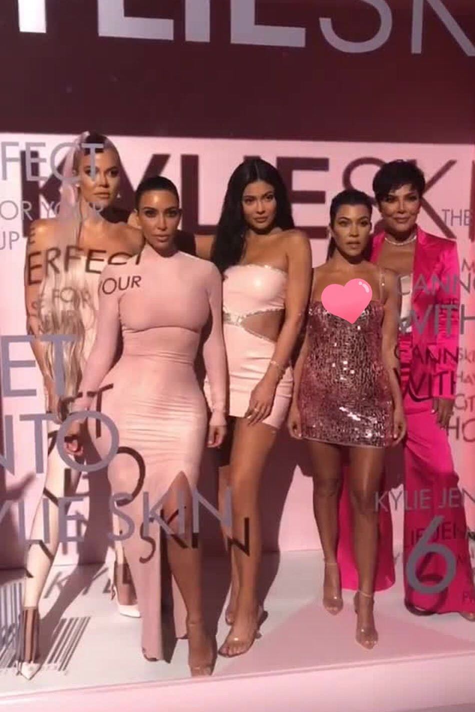 卡戴珊姐妹穿搭,卡戴珊大秀异域风情抹胸裙