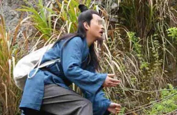 父亲刚刚要下葬，儿子对母亲说父亲手痛，推开棺材板后母亲红了眼