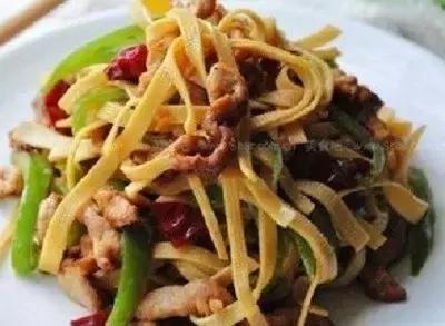 尖椒烧狮子头最简单做法,青椒狮子头的家常做法