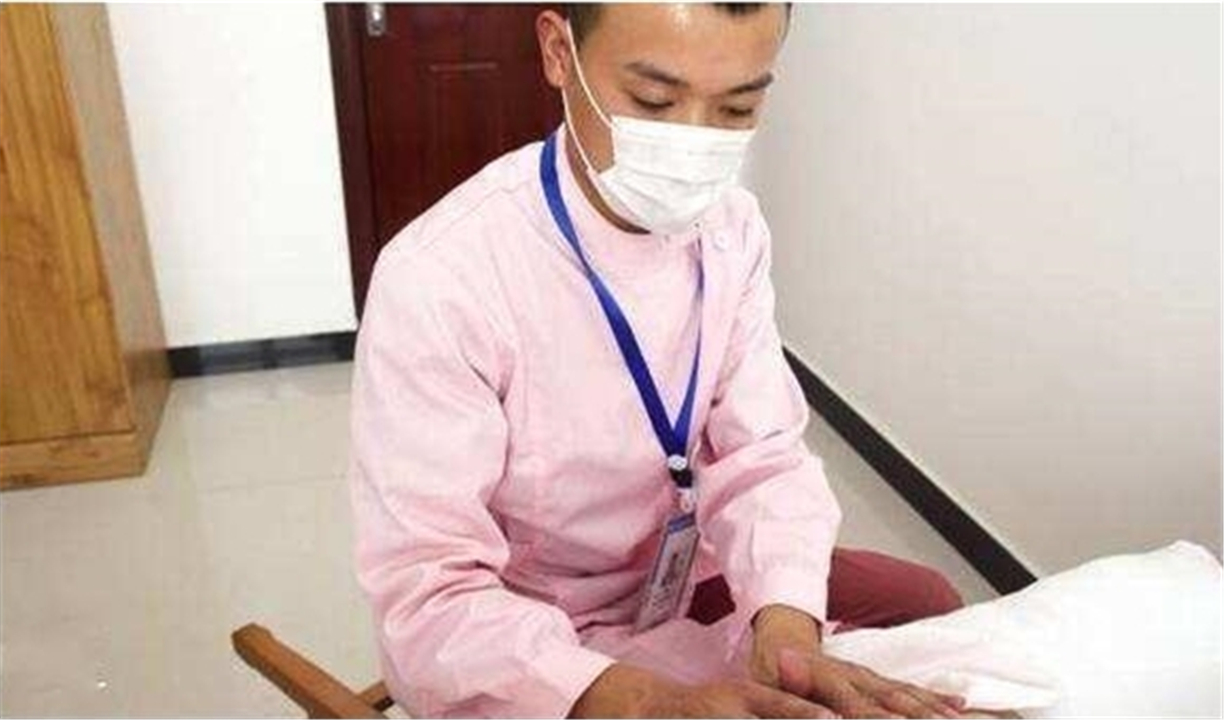 90后小伙转行做催乳师,90后小伙学催乳