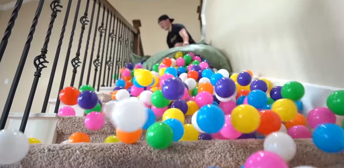 用100万个海洋球填满房间,50万个海洋球装在房间