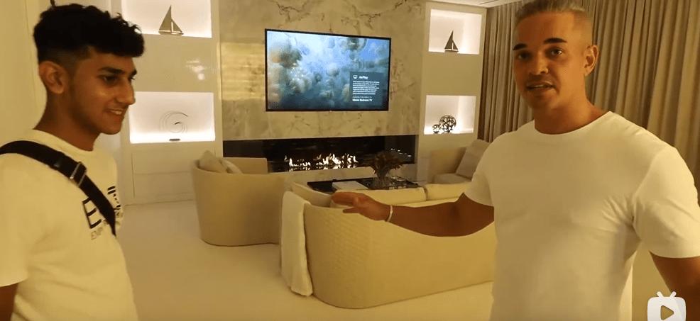 迪拜男子奋斗十年买下劳斯莱斯,迪拜小伙卖掉劳斯莱斯买法拉利