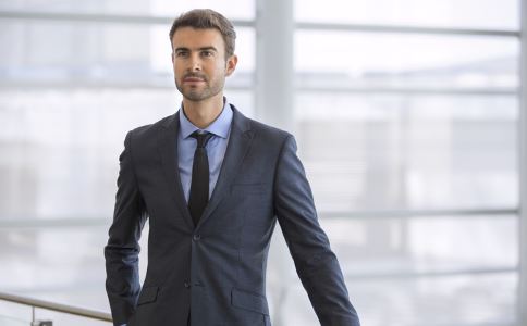 无名指指甲有横凹槽怎么回事,无名指指甲有竖纹是什么病