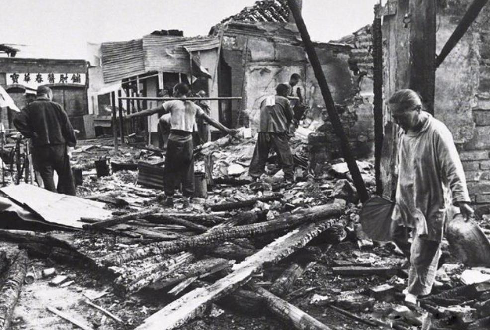 双枪老太婆沦为女匪，*杀虐**我军代表，毛主席特批枪毙并善待其后人