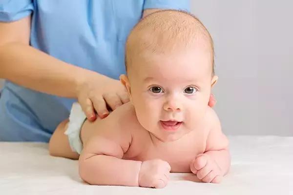 新生儿宝宝受凉了有哪些症状,新生儿受凉怎么治