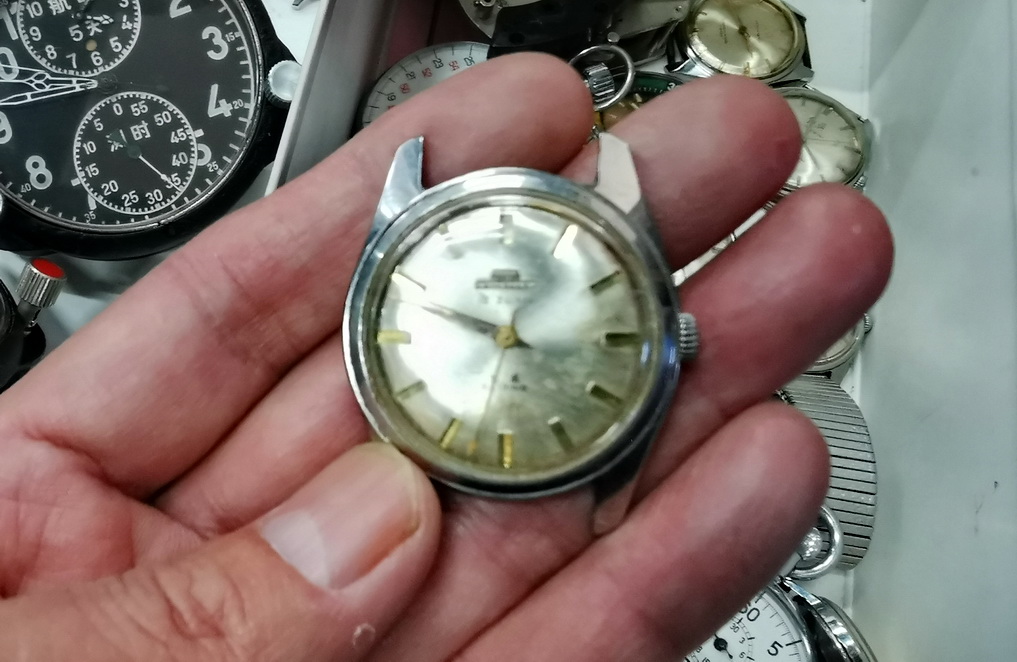 古玩市场古董表,逛古玩地摊淘到旧书