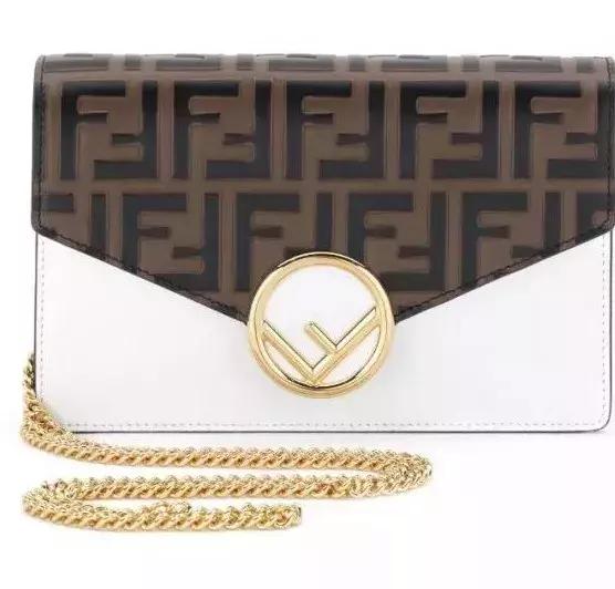 买包都是女人难逃的“宿命”