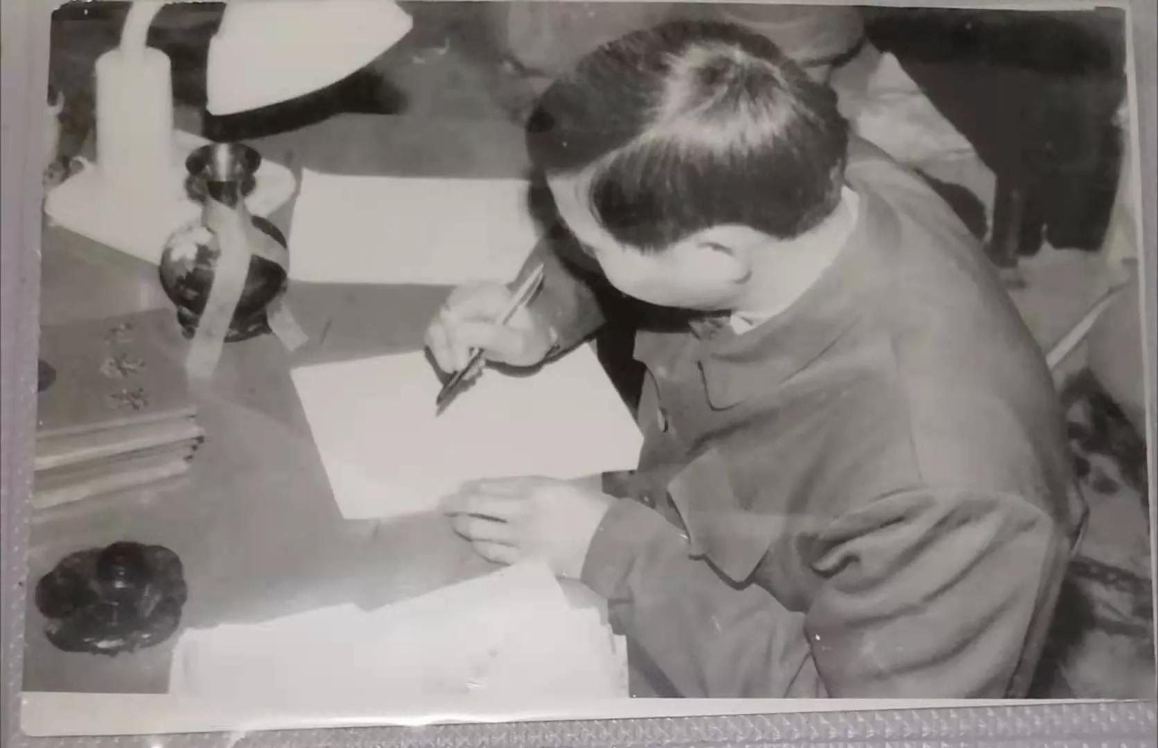 湖北巴东新闻“牛人”谭正双:为省、州*党**报媒体捐赠珍贵档案