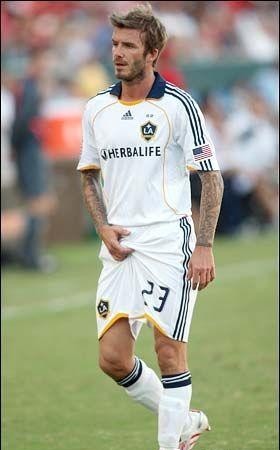 足球场上的尴尬搞笑事,足球场上那些啼笑皆非