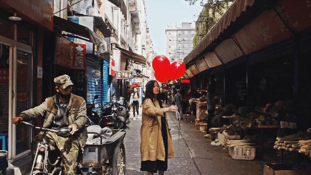向对面出租屋射了一箭：80后妈妈王莹在城中村的实验艺术