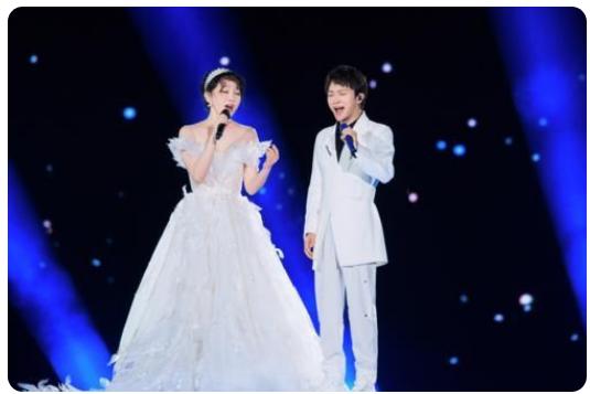 21岁爆红,24岁走出国门,32岁跌落神坛,萨顶顶到底经历了什么?