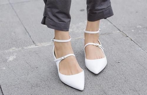 建议30岁以上女性:别穿牛仔裤配小白鞋,这些平底鞋选穿上更高级