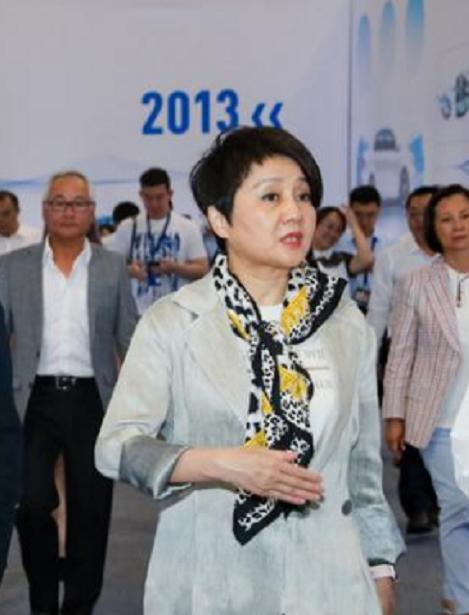 赌王四太跟孩子采访,澳门赌王四姨太梁安琪丝巾