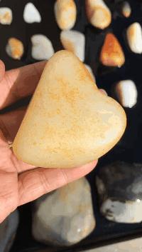 和田玉光白籽料特点,和田玉颜色白的好吗