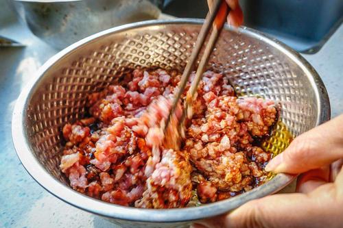 调的饺子馅太稀了怎么处理,调好的饺子馅太干怎么办