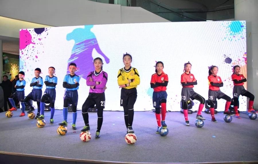 中超武汉球迷文化节“小小画家”童心绘出绿茵梦