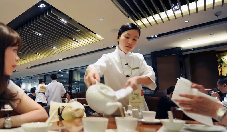 连收银员都宠！苹果、鼎泰丰等把员工「当人看」，有多大的力量？