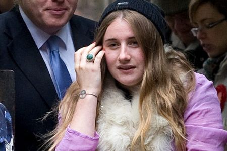 英国防疫用品短缺，媒体暗斥首相女儿买名牌包，遭网友“群殴”