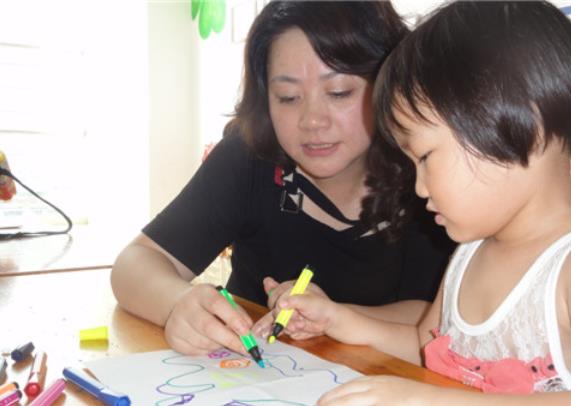 家长群中的“自我介绍”走红，职位看似高端，翻译过来也不过如此