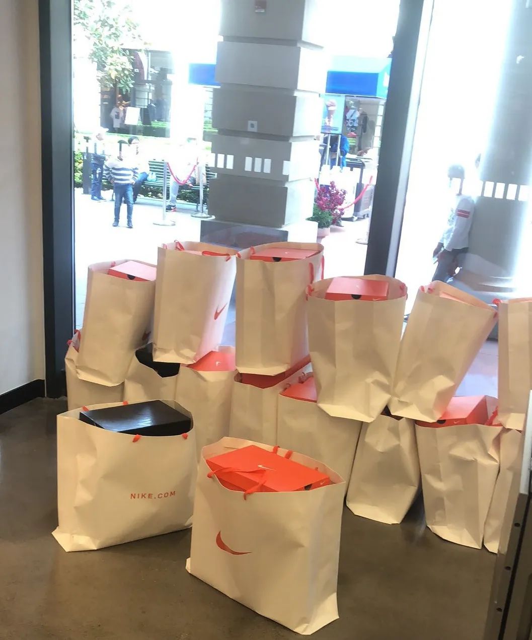 奥莱年终大促nikeadidas全场1折起,奥莱和adidas