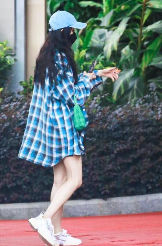 杨幂包裹严实低头疾走,杨幂一袭黑衣现机场开启秀腿模式