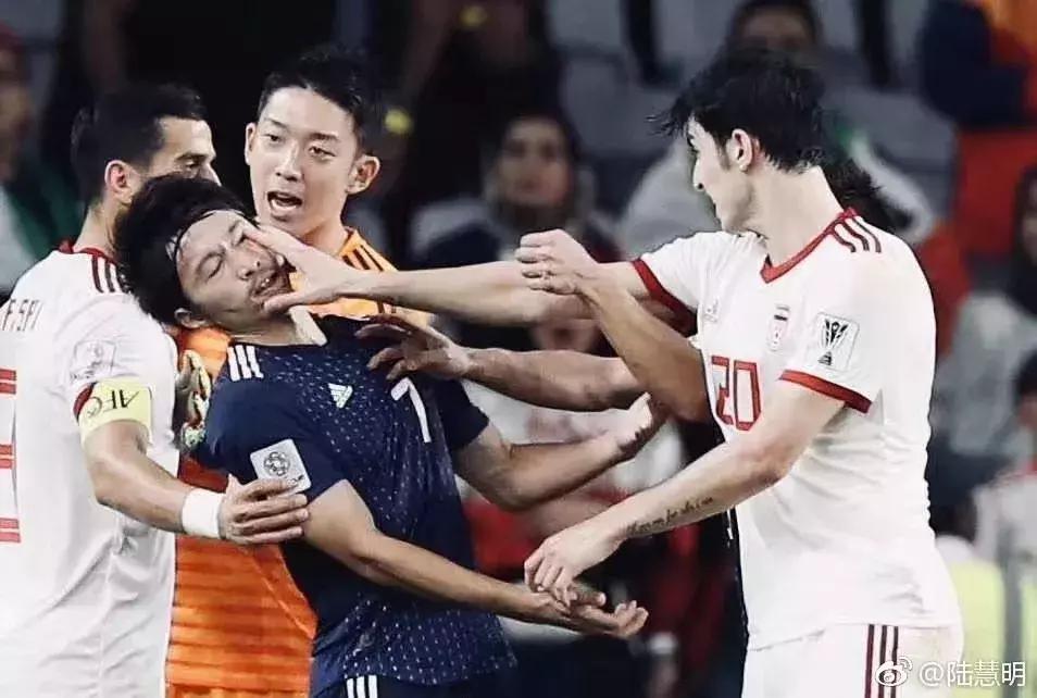 日本2-1击败德国队教练反应,日本3:0胜伊朗