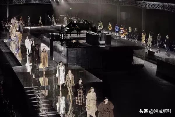 怎么找回用餐的仪式感？把皮革铺在餐桌上