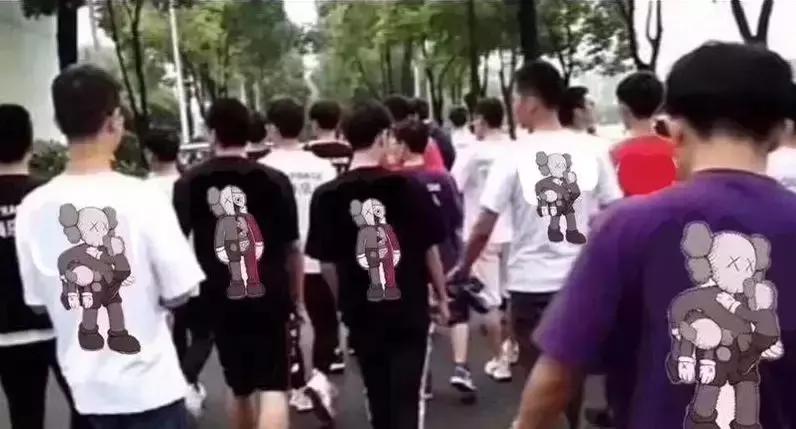 长沙国金中心出现抢衣大战！优衣库遭疯抢！店员被吓哭