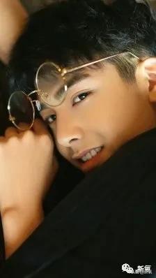 1米8大长腿，抿嘴笑爆红被吹顶级神颜，没想到竟然是照骗...