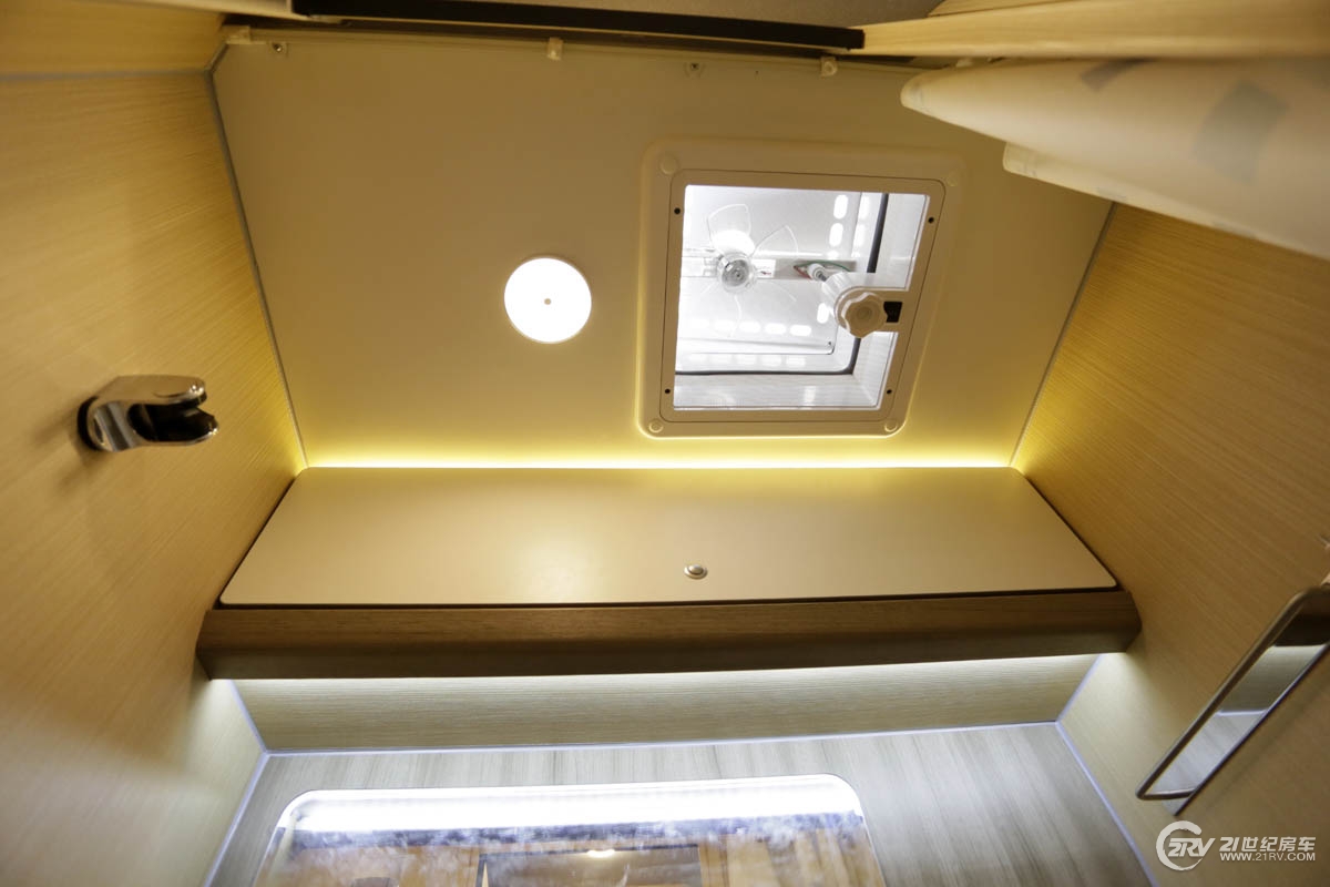 25万大通v90七座,大通v90自动挡5.95米长轴高顶房车