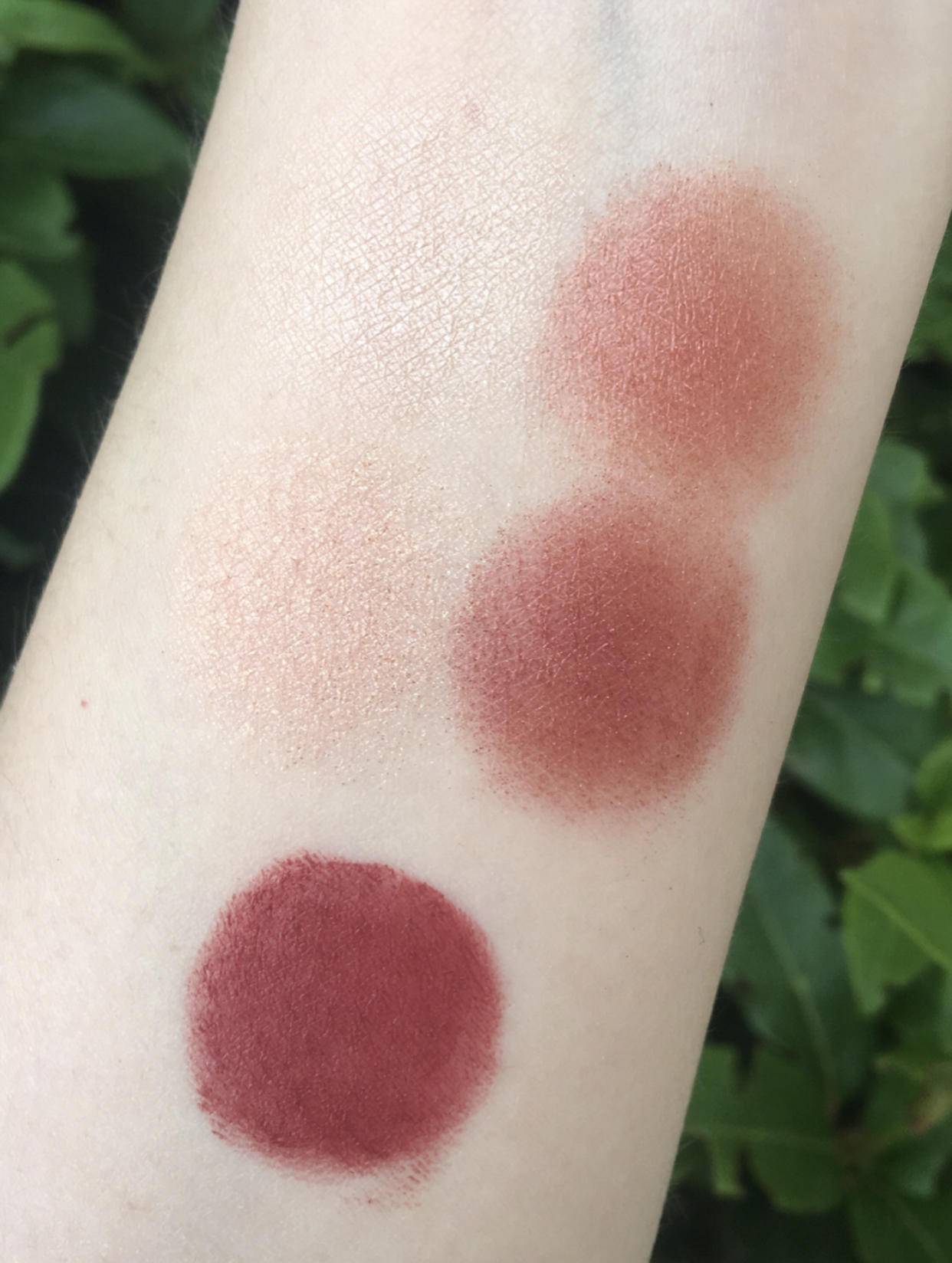 眼睛比较敏感用什么质地的眼影,眼睛凸买什么色的眼影