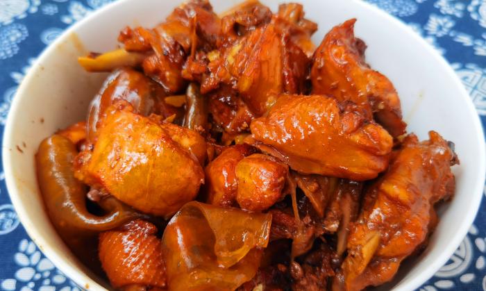 炖鸡时先焯水还是直接炖都不对,炖鸡千万不要焯水教你正确做法