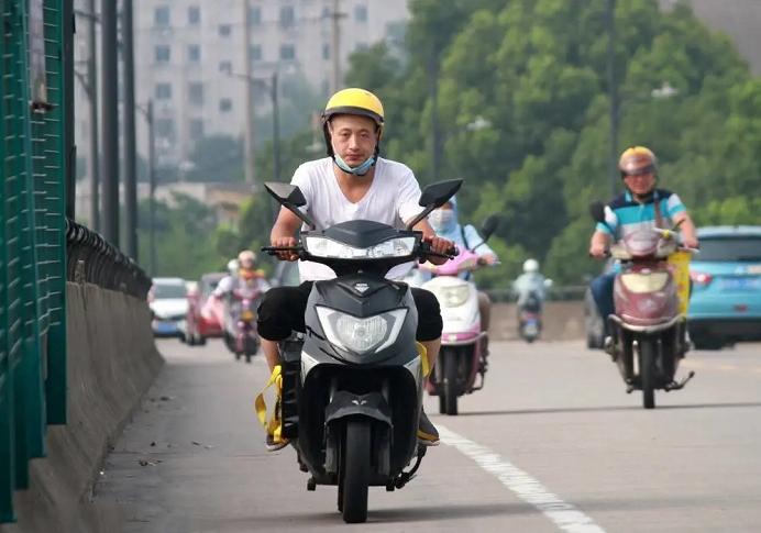 电动车被风刮倒砸坏私家车怎么办,电动车撞上轿车车门谁的责任