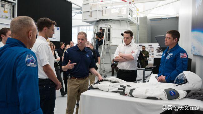 太空酷炫拽，SpaceX时髦太空服引领宇航员新时尚