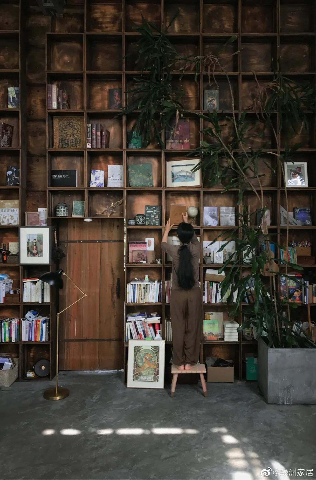 夫妻深山打造500万别墅,90后夫妻隐居山林自建小屋