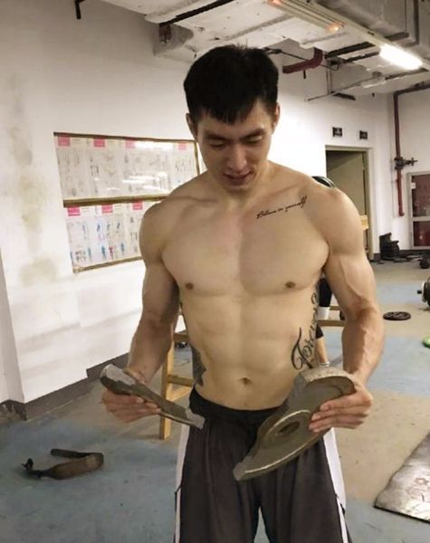 篮球为何比足球强?中国男篮落选后卫晒肌肉,只比胡尔克小了一圈