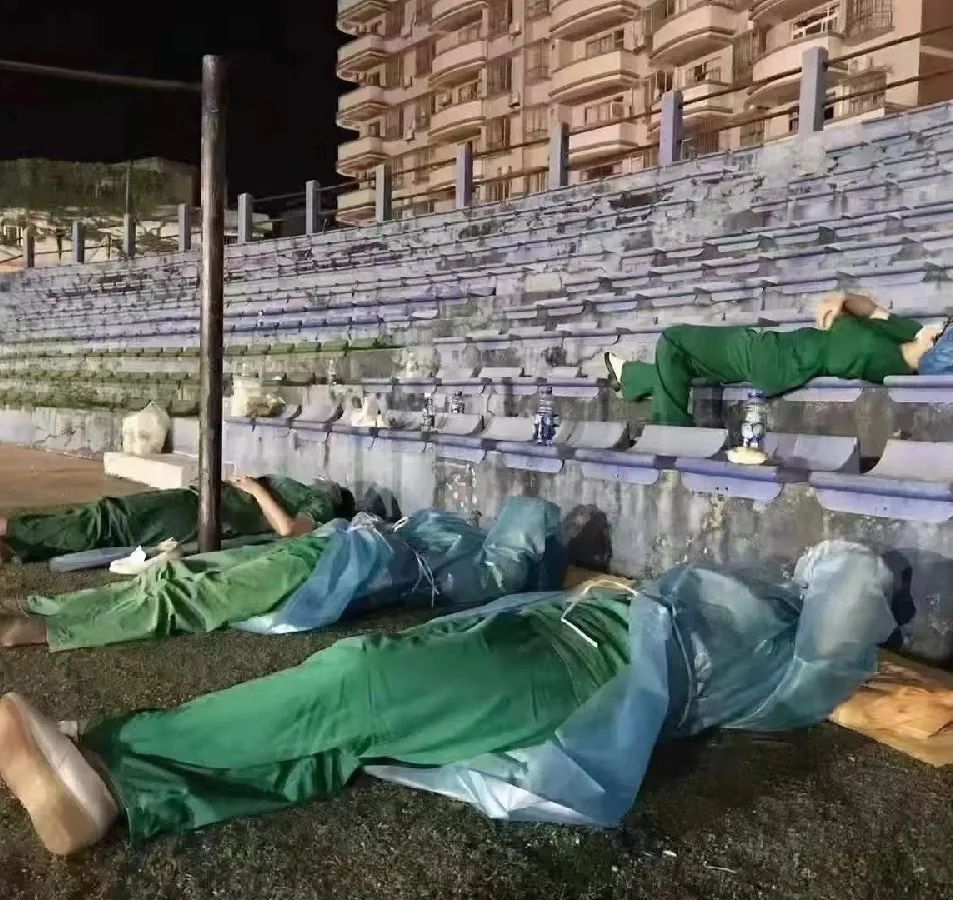 抗疫战场党旗飘扬,抗疫党旗在风雪中飘扬