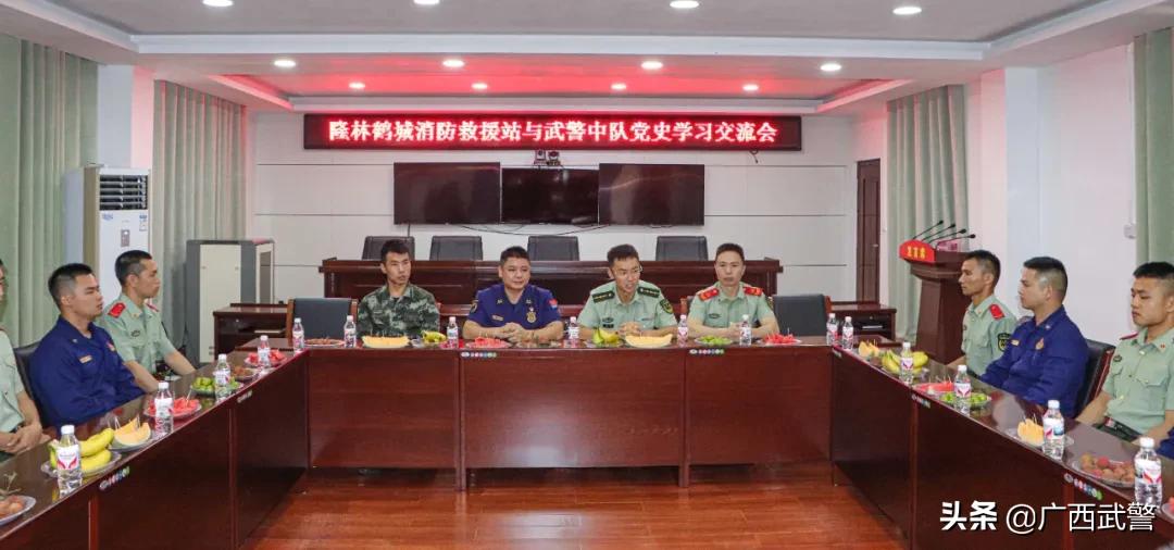 橄榄绿+火焰蓝?嗯,是相得益彰的感觉!