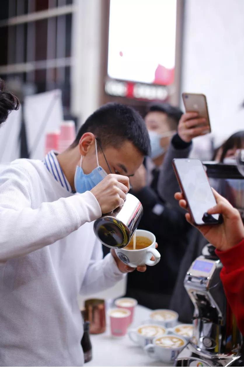 周末逛天府文创集市感受生活美学,周末逛市集看潮雕秀