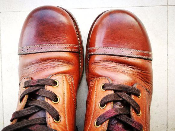 皮鞋松了有什么办法解决,皮鞋一只松一只紧是怎么回事