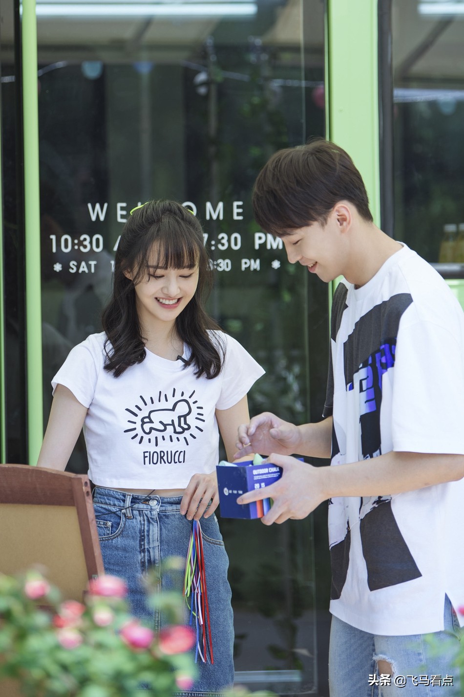 郑爽头绑彩带蝴蝶结甜美可爱与张恒互喂甜品爱意十足