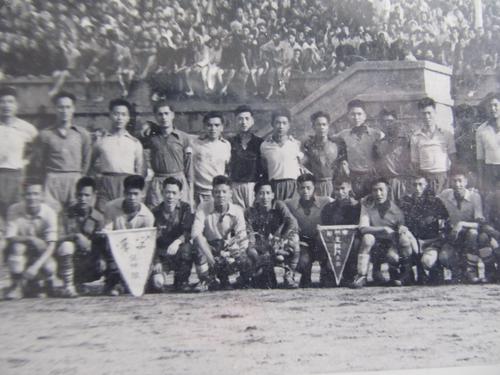 为什么中国踢足球的小孩太少了,为什么中国足球人口少