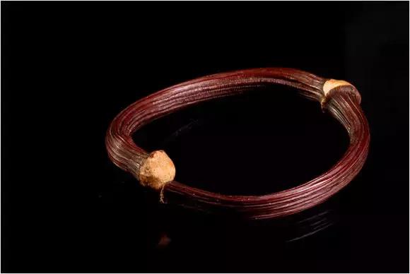 山上砍的木头做架子,山上藤条编织