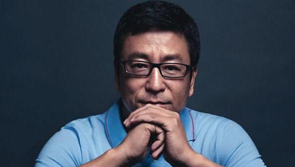 悲凉白岩松：8岁丧父，被自杀被骂拒天价死守央视，也有难言之隐