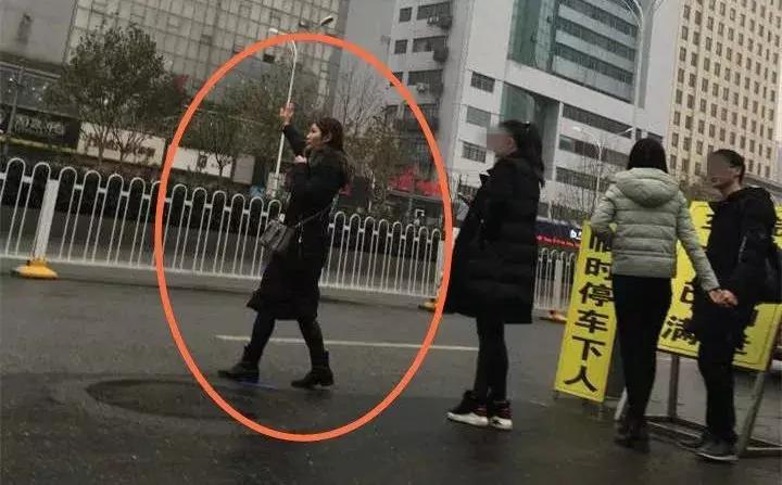 今天必须曝光他们！医院门口这些人谁认识？