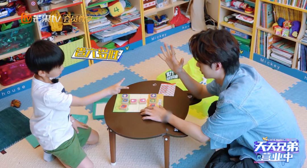 曾经的顶流，怎么糊成了这样？