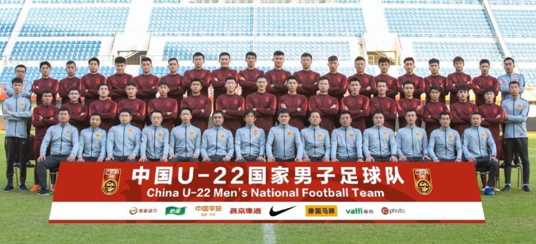 国奥出征造型抢戏：集体黑西装+白鞋+白衬衣！球迷：像热血高校