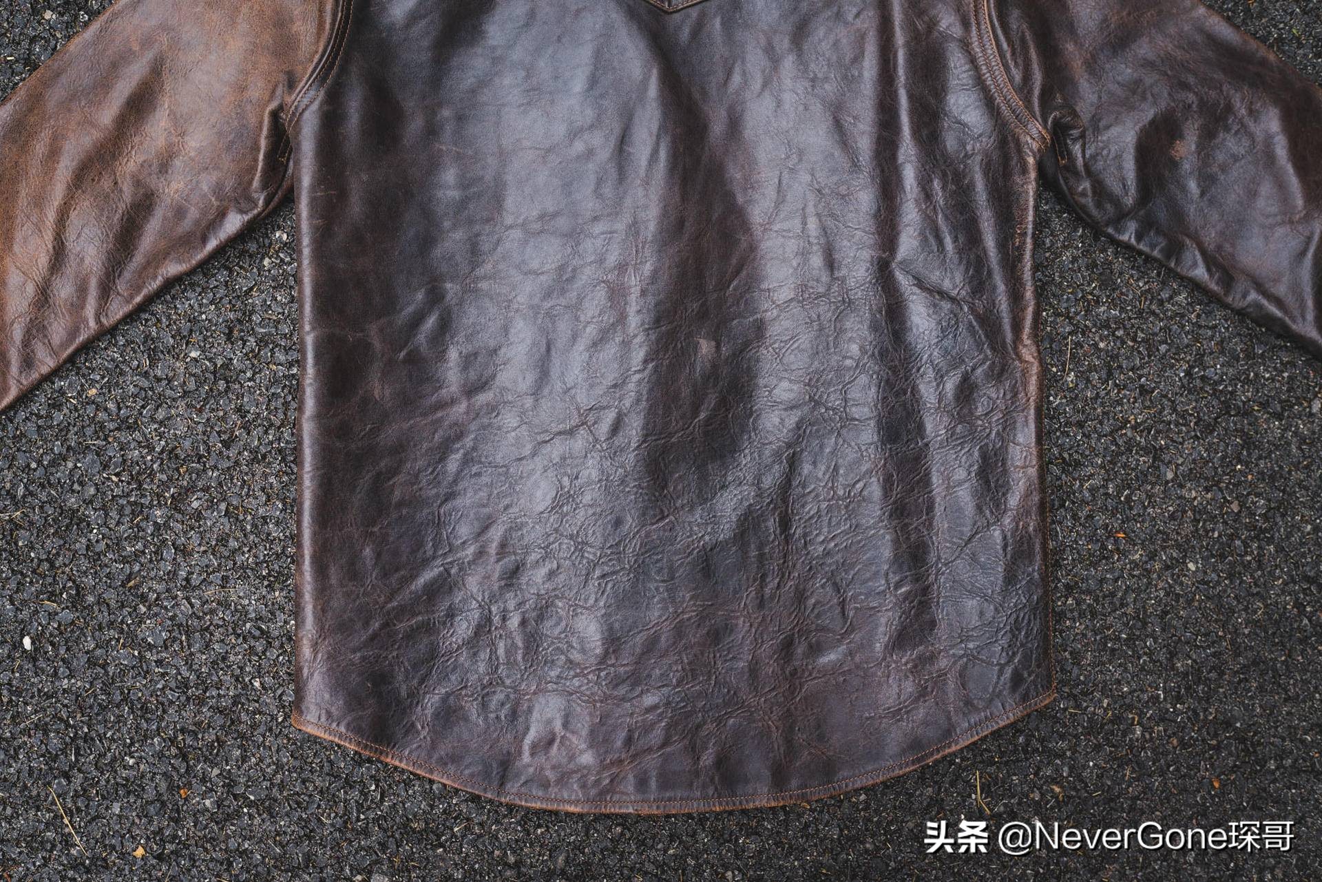 一件美特斯邦威衬衫,一件橘色衬衣